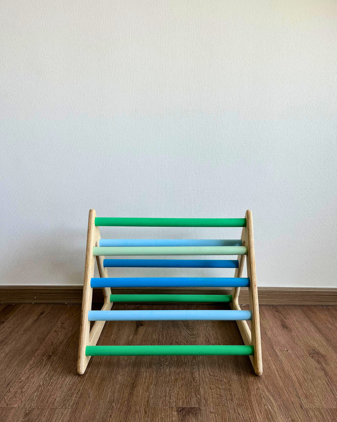 Triángulo Pikler Montessori – Escalador de madera