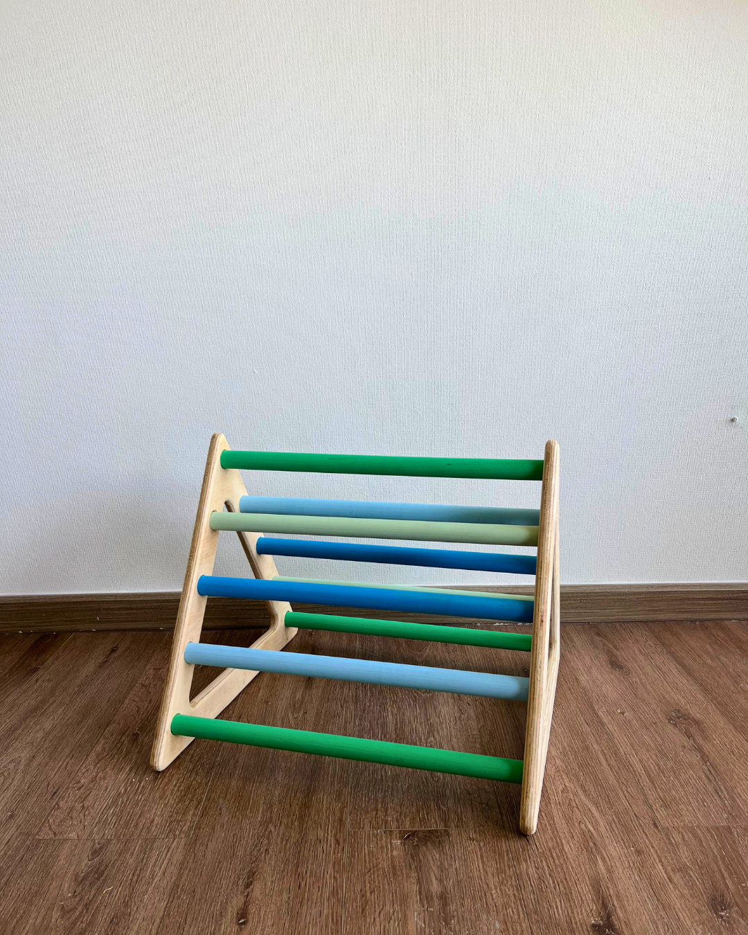 Triángulo Pikler Montessori – Escalador de madera