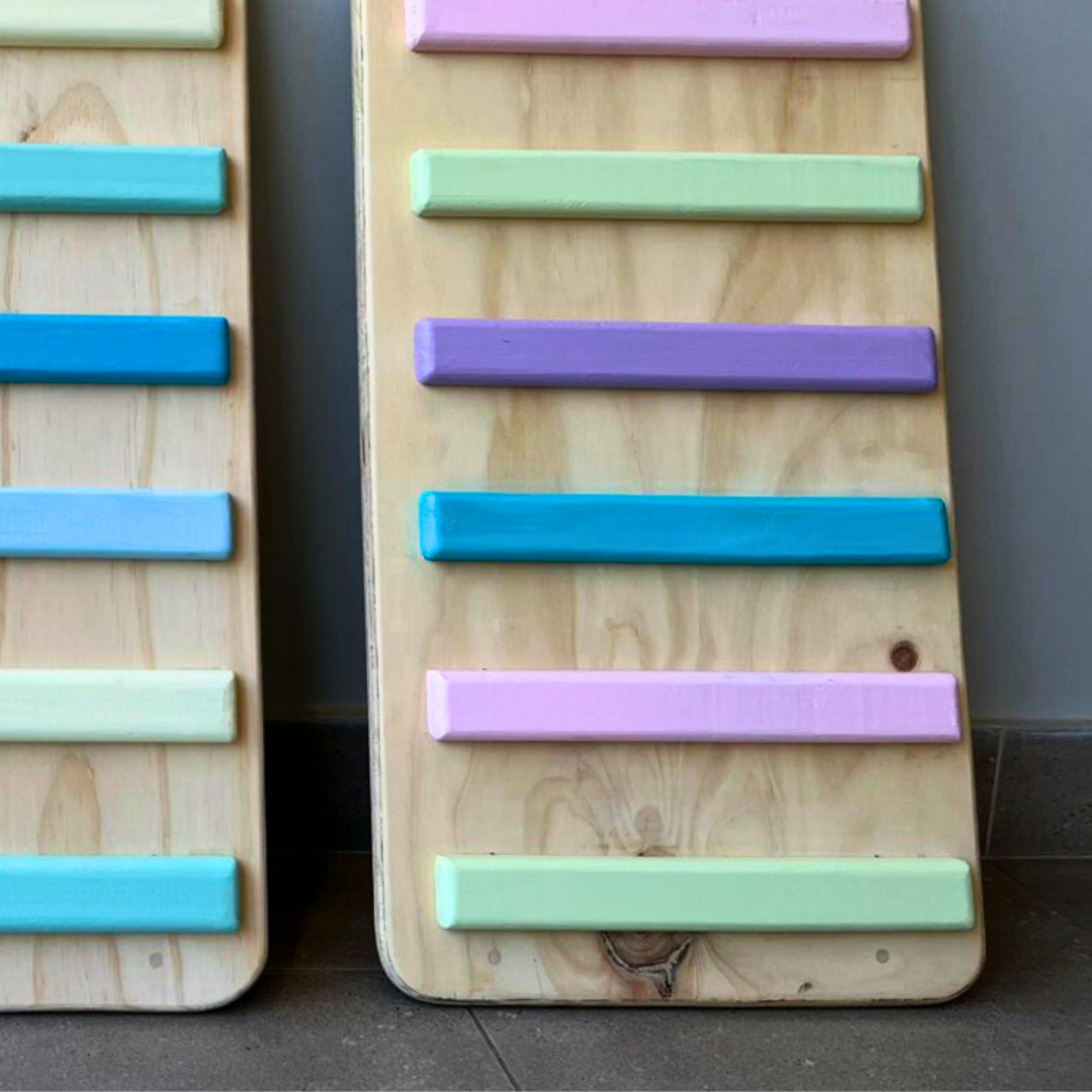 🪵 Rampa Reversible Montessori – Escalada, equilibrio y diversión