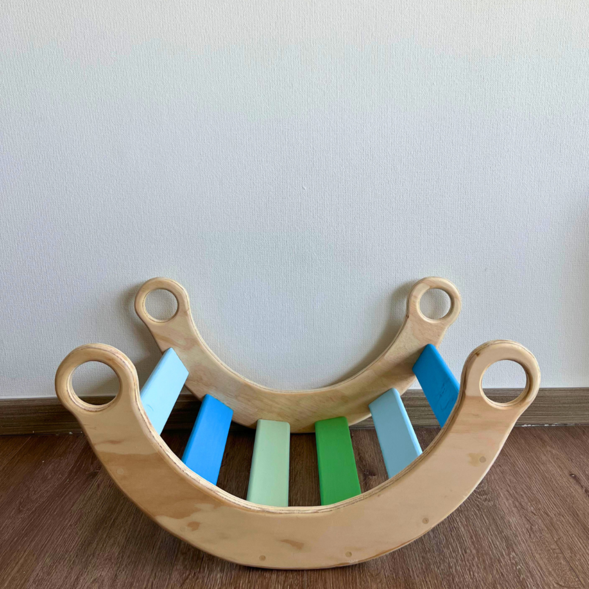 🌙 Balancín S Pikler Montessori – Movimiento libre en formato compacto